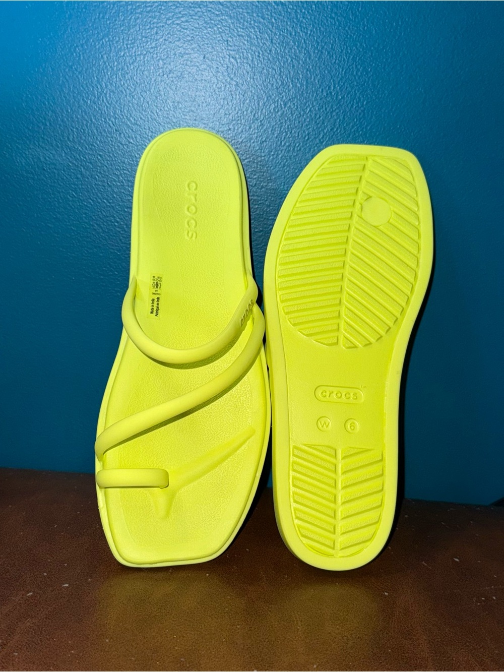 CROCS Women's 6 Citrus Toe Loop Sandal